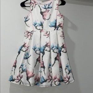 super cute dress!